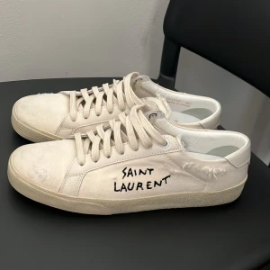 Saint Laurent Canva - Nästan nya saint laurent skor. Testa dom några gånger men skicket är väldigt bra. Storlek 40. Hör av er om frågor!