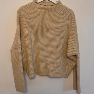 Beige stickad tröja från Zara - Säljer en supermysig beige stickad tröja från Zara. Perfekt för höst och vinter med sin varma och sköna känsla. Tröjan har en loose passform och långa, och lite smalare ärmar, vilket gör den idealisk för lager-på-lager-stil. Ett måste i garderoben för kyliga dagar! 🍂