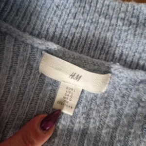 Rosa ribbad kofta från M&S Collection - Superfin rosa kofta från M&S Collection i storlek L. Den är ribbad och har stora knappar framtill. Perfekt för att hålla sig varm och snygg under hösten. Passar både till vardags och lite finare tillfällen. 🩷