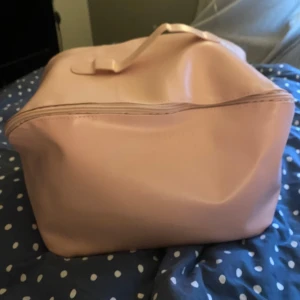 Meds lyxiga julkalender🫶🏼 - Hej!  Jag säljer Meds julkalender som e helt oöppnad ingen påse har öppnas det är ett värde upp till 5880kr. Med massa hudvårdsprodukter & skönhetsprodukter riktigt lyxig kalender.💞Den är också helt slutsåld på hemsidan🙌🏼24 full-size produkter!!