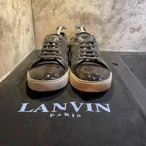 Säljer ett par snygga marinblå Lanvins i storlek 6 som passar 40/41🌟 Skorna är i bra skick men har använts en del märks för det mesta bara inuti skorna. Tillbehör: Lanvin dustbag🤩 Skriv vid funderingar!