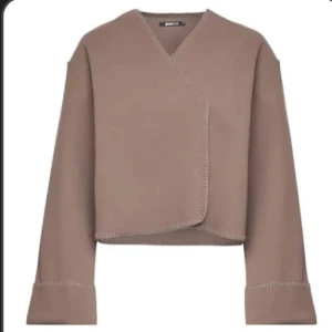 Gina tricot överdel  - Säljer en stilren kappa/ överdel från Gina tricot . Helt nya, enades använd 1 gång. Ny pris 500 kr 