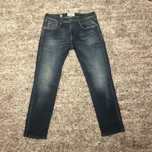 Mörkblå jeans från Replay - Säljer ett par snygga mörkblå jeans från Replay. Skick 10/10 knappt andvända ny pris ca 2000