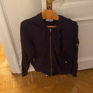 Svart zip hoodie från Stone Island - Säljer nu min gamla stone island zip hoodie. Dene i asbra skick och riktigt skön. Patchen ingår såklart
