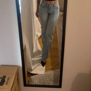 Lågmidjade jeans  - Ljusblåa lågmidjade jeans från zara i stl 32   Passar mig som är 160cm lång och har storlek xxs/xs  Använda vid få tillfällen så i gott skick!💕 