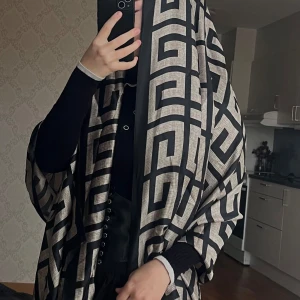 Svart och beige mönstrad hijab - Säljer en elegant och stilren hijab i svart och beige med ett geometriskt mönster. Perfekt för att ge din outfit en sofistikerad touch. Helt ny🛍️