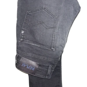 Svarta jeans från Replay - Säljer ett par snygga svarta jeans från Replay. De har en klassisk femficksdesign och en stilren look. Perfekta för både vardag och fest. Märkeslogga på baksidan av midjan. Passar till allt och är superbekväma!Knappt använda, moddel grover och storleken är 30/32, tänker mig runt 500 men kan diskuteras vid snabb affär 