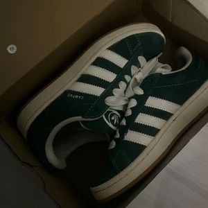 Gröna Adidas Campus 00s - Säljer i använt men bra skick!