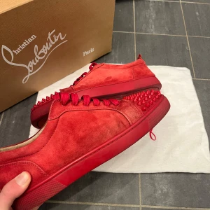 Christian Louboutin spikes  - Tjena, säljer mina sjukt feta Christian Louboutin.  Skick får du avgöra själv  Kvitto finns Box och dustbag medföljer samt extra spikar.  Tveka inte på att höra av dig vid minsta lilla fråga  Mvh Ivar 