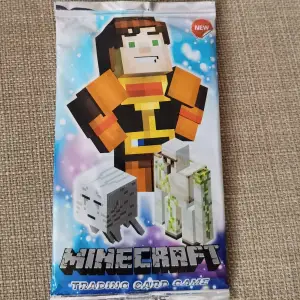 Säljer flera förpackningar av Minecraft Trading Card Game. Varje förpackning har olika karaktärer och varelser från spelet, som en cool pixelgrafik. Perfekt för samlare eller fans av Minecraft! Varje paket är nytt och oöppnat. Perfekt för att byta kort med vänner eller samla alla olika karaktärer. 🎮✨