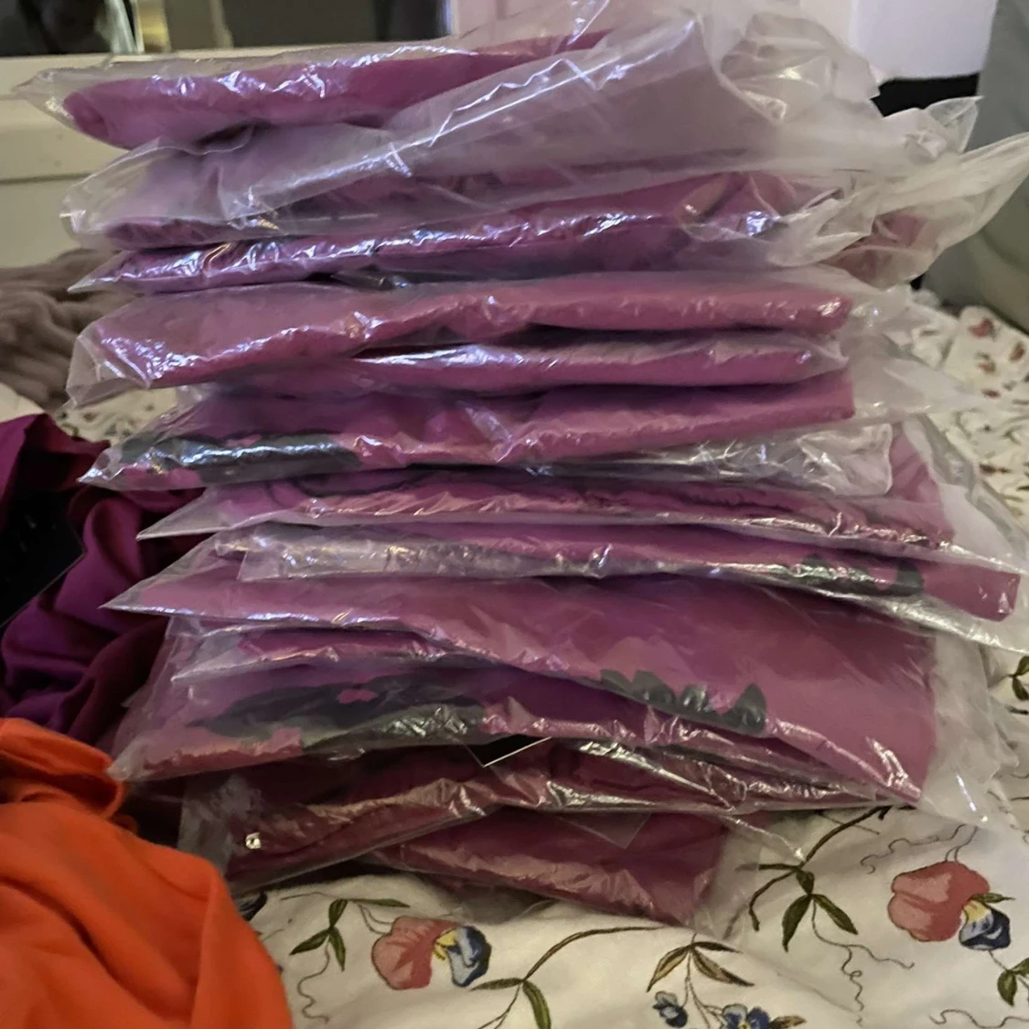 Orange och lila t-shirts från Poise - 92