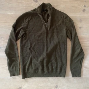 Olivgrön Halfzip - Massimo Dutti (5% Kashmir) - Säljer en stilren olivgrön tröja från Massimo Dutti i bomull och Kashmir mix (5% Kashmir). Det står ingen storlek på den men den sitter som S. Tröjan är i mycket bra skick. Vid minsta fråga eller fundering hör av er🤝