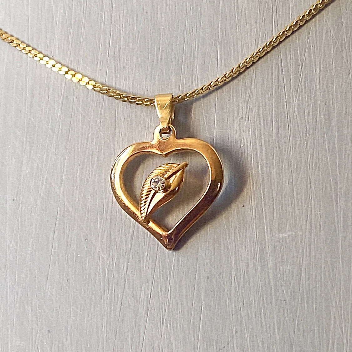 Guldhalsband med hjärthänge