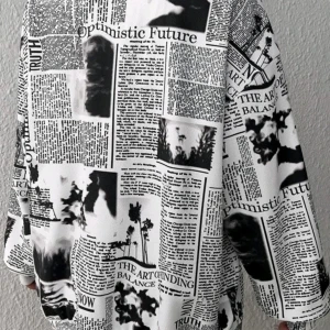 Svartvit tröja med tidningsmönster - Säljer en unik svartvit tröja med coolt tidningsmönster. Tröjan har en normal passform och långa ärmar, perfekt för en avslappnad stil. Materialet känns mjukt och bekvämt, idealiskt för både vardag och chillkvällar. Ett måste för den som vill sticka ut!