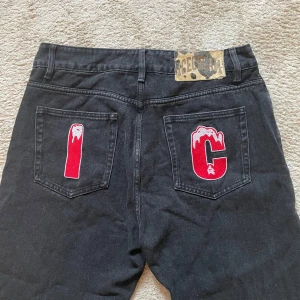 Svarta jeans från BBC Icecream - Svarta jeans ifrån BBC icream i storlek 32! Nypris 2000kr säljs nu för 800! Har använts 5 gånger!
