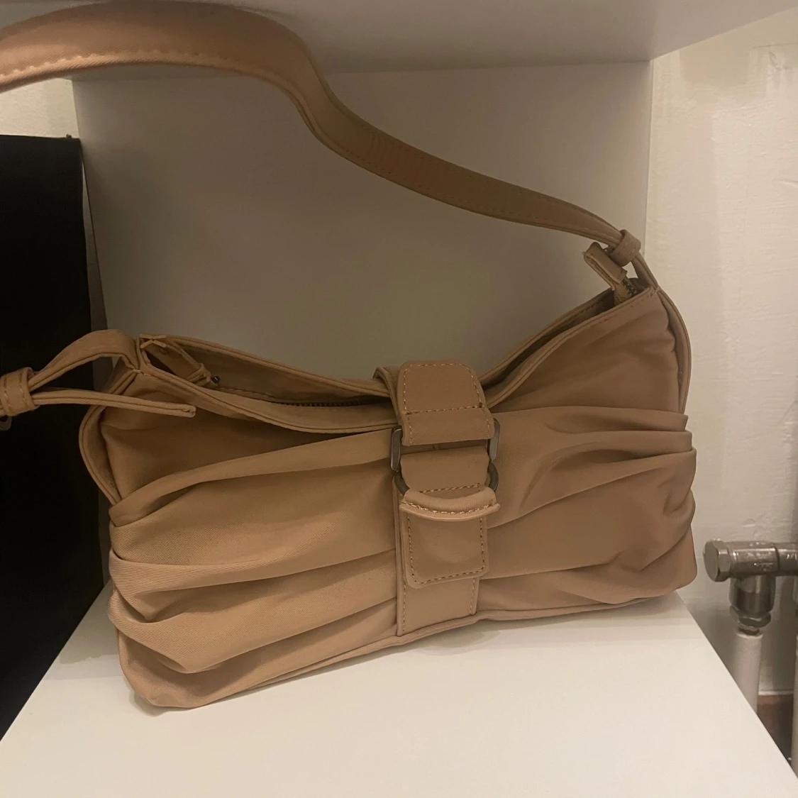 Beige axelväska med knäppe