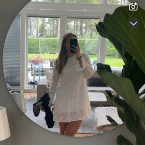 Vit spetsklänning - Otroligt fin vit klänning som tyvärr är förkort för mig, är 173 och bär storlek 34 .💕