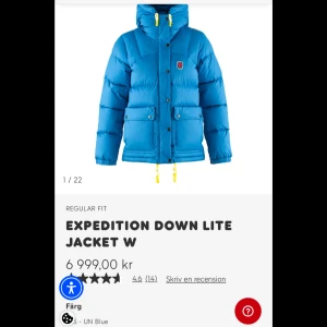 Blå dunjacka från Fjällräven - Expedition Down Lite Jacket W i en härlig blå färg. Jackan har en pufferdesign med dragkedja och knappar, samt praktiska fickor framtill och inuti. Perfekt för kalla dagar med sin varma dunfyllning och justerbara huva. Jackan är i nyskick, sällan använd. Slutsåld på hemsidan. Kan tänka mig mötas upp i Stockholm vid överenskommelse då det är en hög summa och kan kännas tryggare. Skriv för frågor eller bilder! 