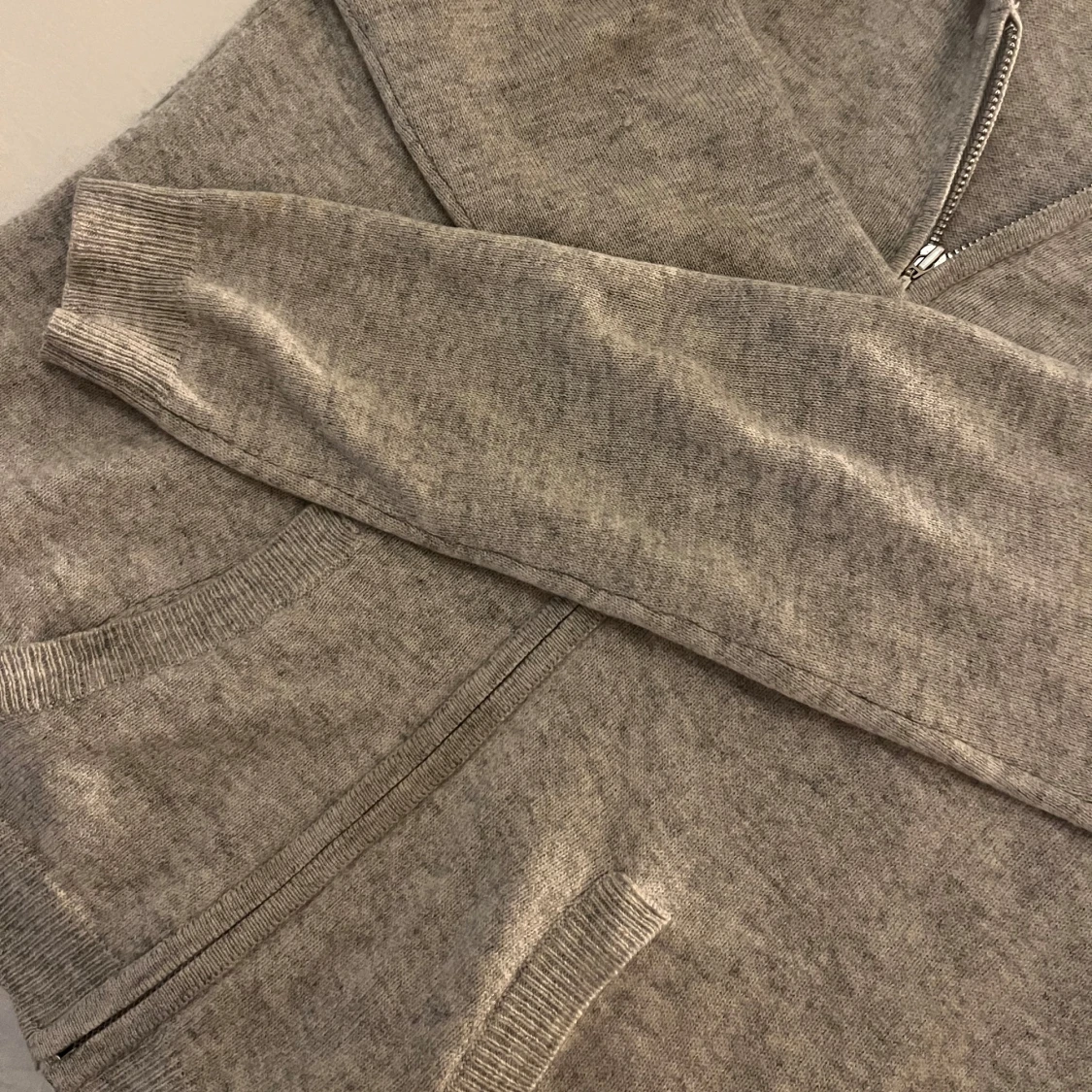 Grå hoodie från Soft Goat - 91