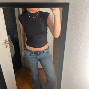 Svart ärmlös topp - Snygg svart topp som inte kommer till användning! Använt ett fåtal gånger, i mycket bra skick!