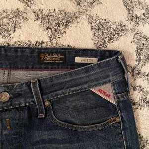 Blå jeans från Replay - Riktigt Snygga blå jeans från Replay, modell Waitom. Storlek 34/32. 