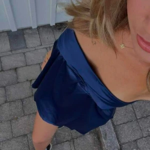 Mörkblå offshoulder klänning - Snygg mörkblå offshoulder klänning i satin. Hittade en bild bara, men kan ta fler bilder om det behövs 💕💕