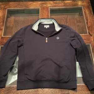 Morris half zip - Säljer en half zip tröja från märket Morris. Den är i toppskick med inga som helst skador. Hör av dig vid fundering.🤗