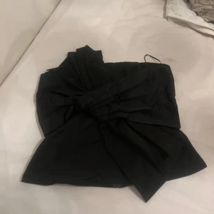 Svart axelbandslös topp - Säljer min svarta topp! Den är helt ny och slutsåld på H&M hemsidan💓(pris är diskuterbart)