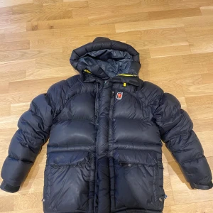 Fjällräven jacka - Säljer denna riktigt feta fjällräven jacka, den är i storlek M och passar perfekt nu inför vintern. Den har några småtecken på användning men överlag väldigt bra skick. Skriv vid frågor och funderingar.