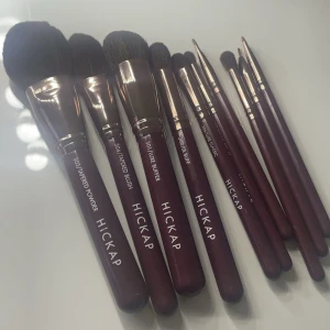 Makeupborstar från Hickap - Set med sminkborstar från Hickap ifrån No Doubt kollektionen (alla medföljer) , inklusive puderborste, rougeborste, foundationborste och ögonskuggsborstar. Borstarna har mörka handtag och täta borst för en jämn applicering. Perfekt för både nybörjare och proffs.