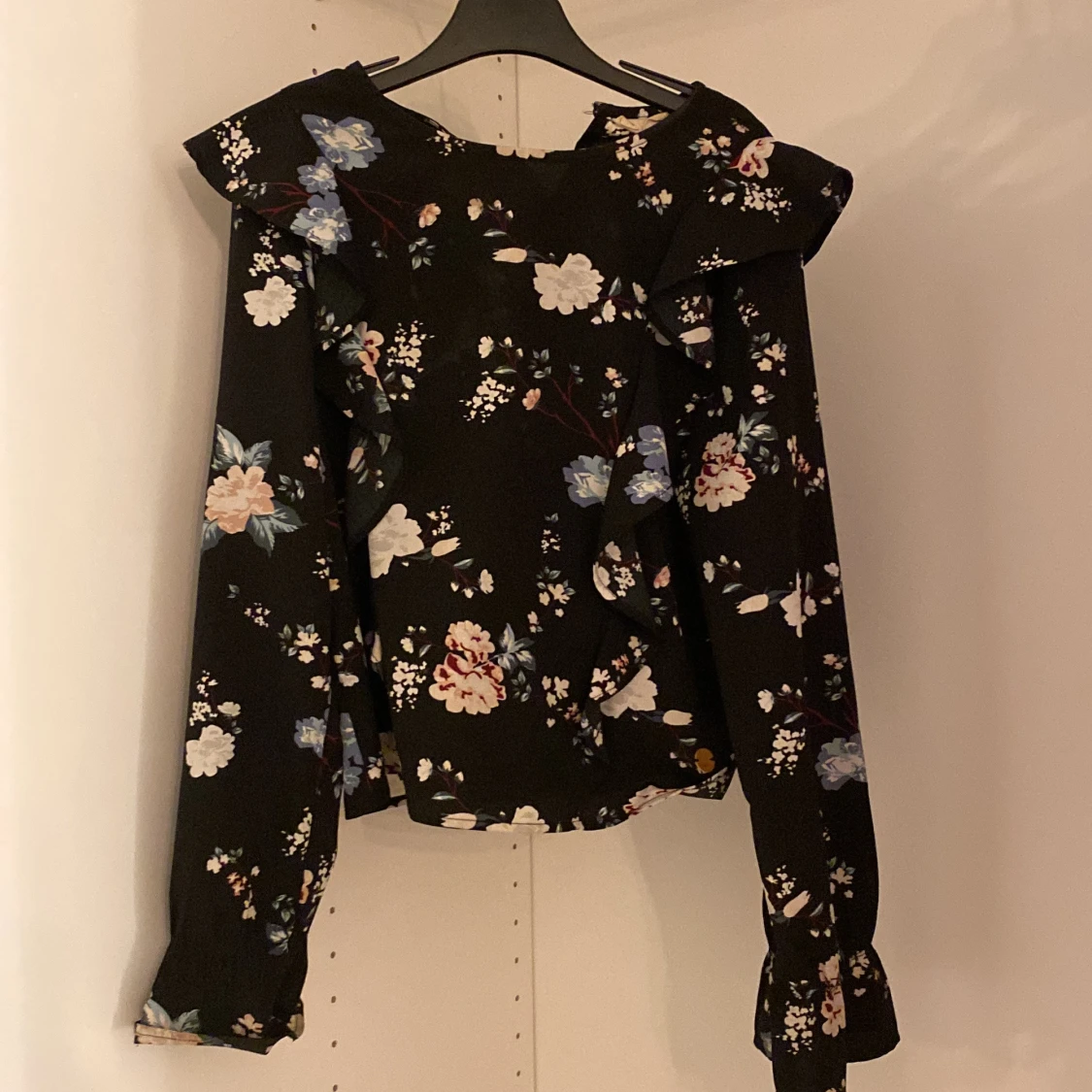 Svart blommig blus med volangdetaljer - 90