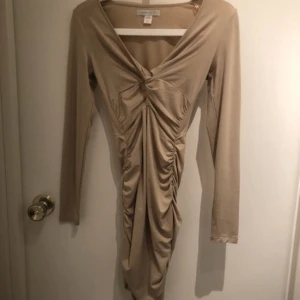 Beige klänning från Amisu - Fin beige klänning från Amisu. Använd fåtal gånger så den är som ny. Storlek 34.