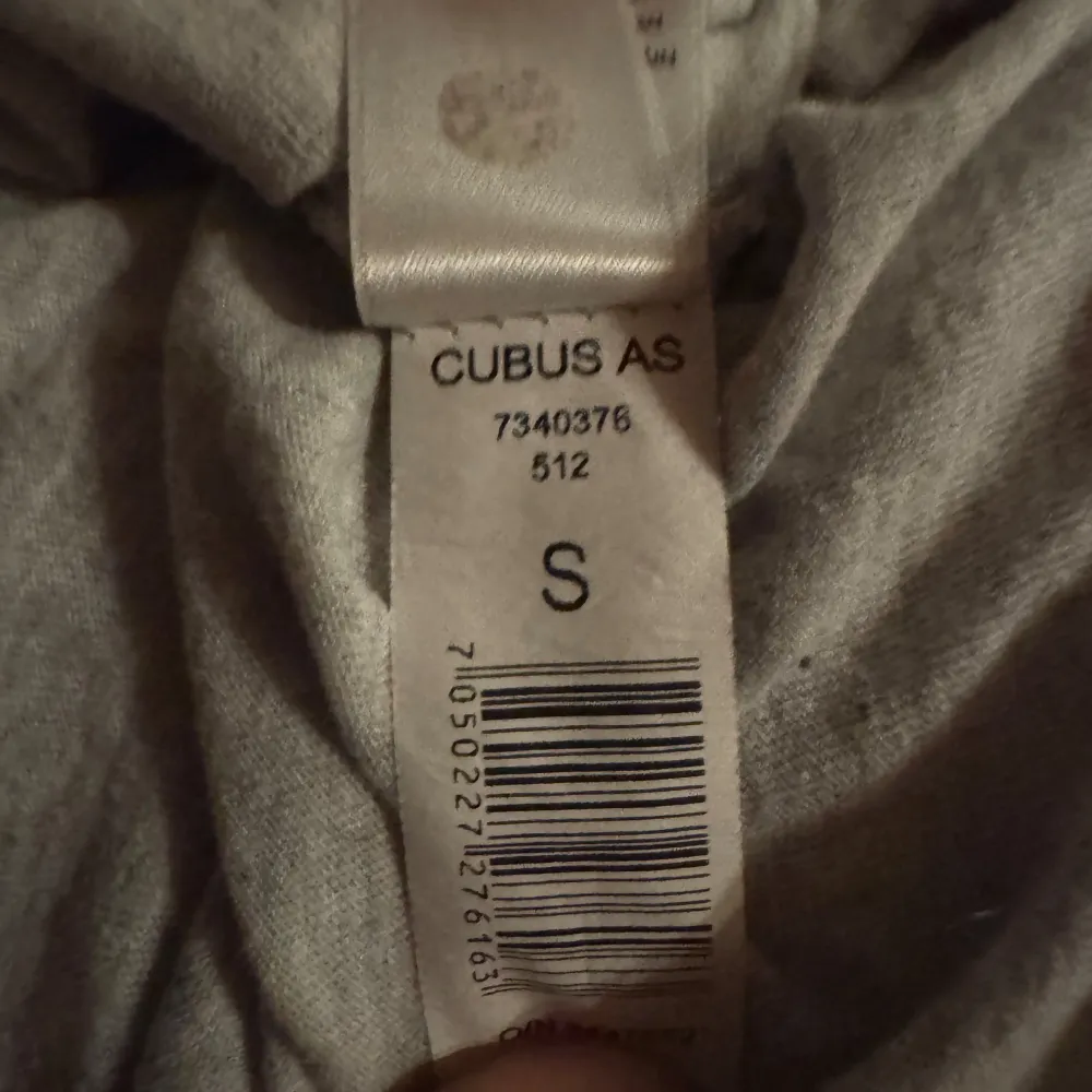 En enkel och bekväm grå t-shirt från Cubus i storlek S. Perfekt för vardagsbruk med sin klassiska design och korta ärmar.. T-paidat.