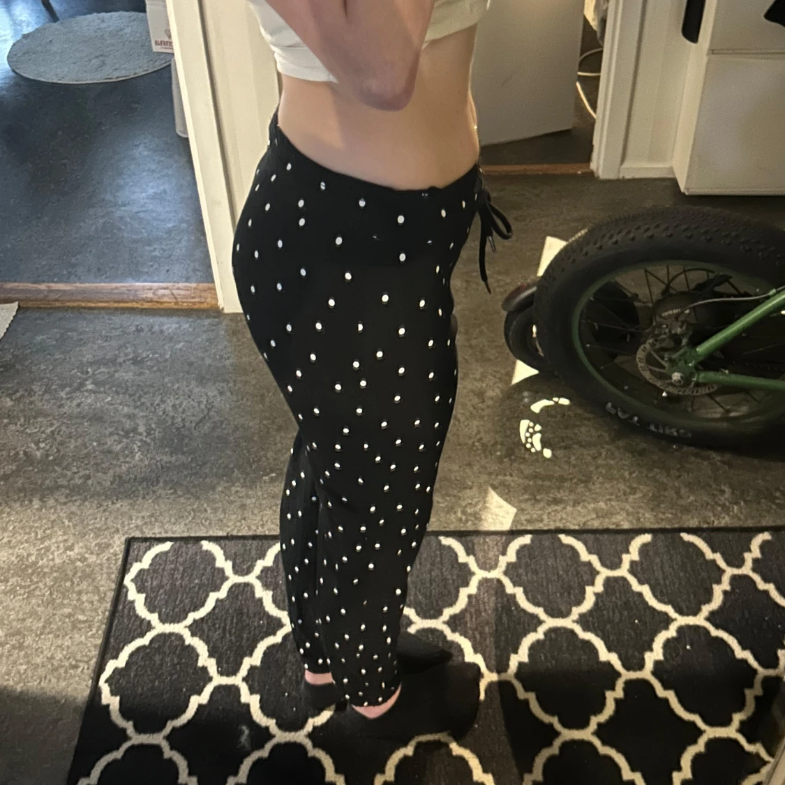 Svarta prickiga mjukisbyxor - 93