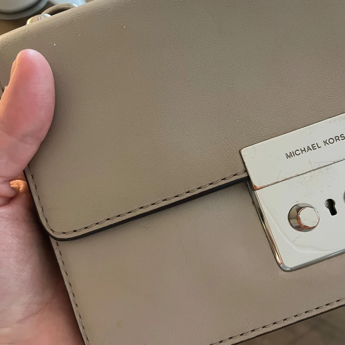 Beige axelväska från Michael Kors - 93