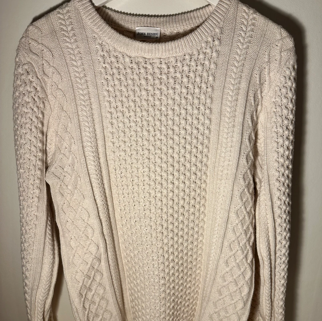 Beige stickad tröja från john henric