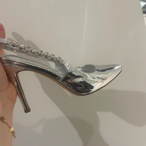 Silvriga klackar / pumps - Eleganta silver klackar. Använda 1 gång. Sköna och stabila att gå med hela kvällen. Inga deffekter