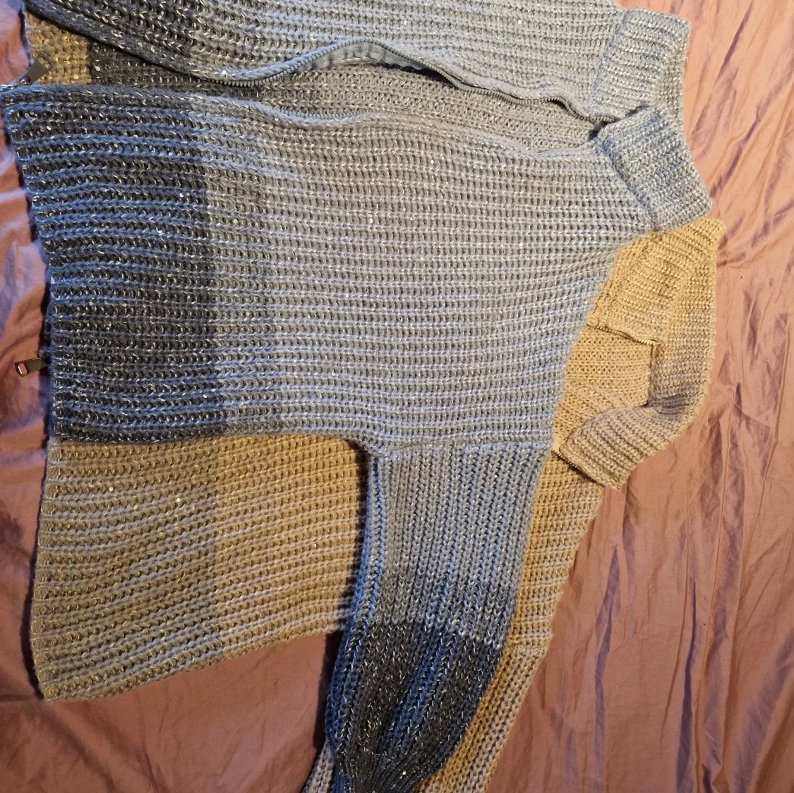 Glittrig stickad tröja i grå och beige - 93