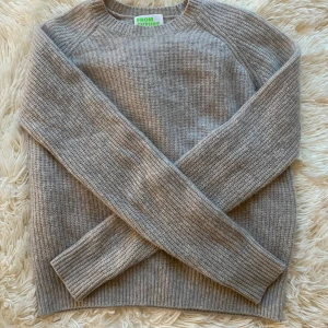 Grå Kashmir tröja från From Future - Säljer en mysig grå Kashmire tröja från From Future. Tröjan har en klassisk rund hals och långa ärmar med ribbade muddar. Storlek S men passar som XS, säljer för att den e för liten😊