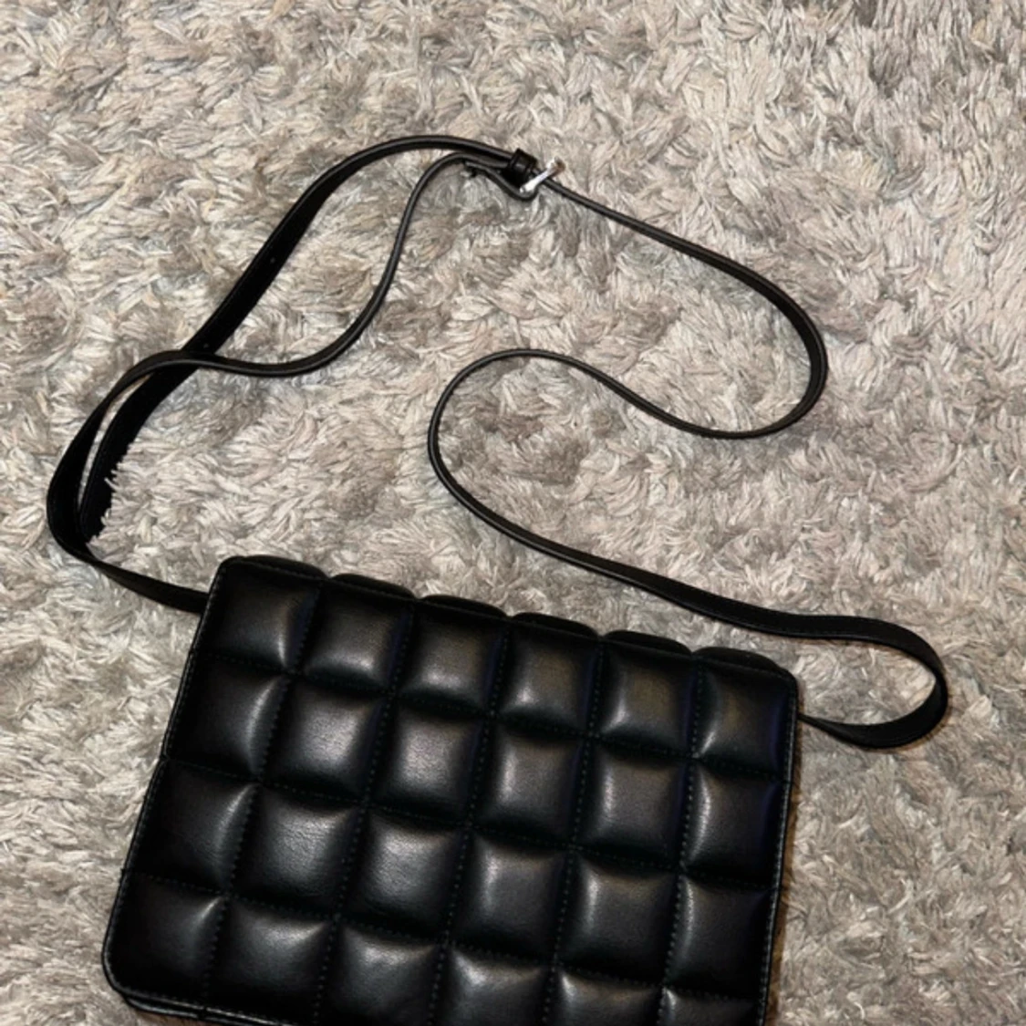 Svart quiltad axelväska från H&M