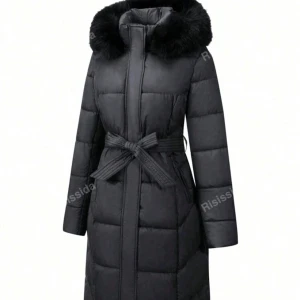 Svart lång dunjacka med pälsdetaljer - Elegant svart dunjacka med lång passform och pälsdetaljer på huvan. Jackan har ett bälte i midjan för en figursydd look och dragkedja framtill. Perfekt för kalla vinterdagar.