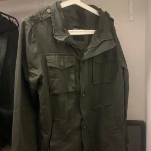 Field jacket  - Säljer nu min riktigt feta field jacket i storlek S! Den är i ny skick, och knappt använd. Nypris kostar jackan runt 2000kr! Hör av er vid vidare fundering!