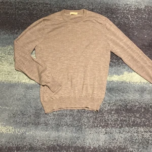Suitsupply merino tröja - Säljer min suitsupply tröja då jag växt ur den. Tröjan är gjord i merino ull och är i storlek  L men sitter som S/XS. Skicket är 9/10 inget hål och den är ej nopprig. Skriv vid minsta fundering 🤔 