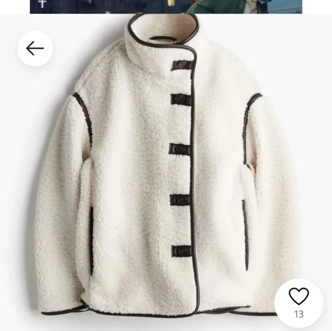 Vit teddyjacka med svarta detaljer