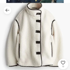 Vit teddyjacka med svarta detaljer - vit teddyjacka med svarta kantdetaljer och knappar. Storlek S, egna bilder+ info privat, pris kan alltid diskuteras, använd bara 2 gnr