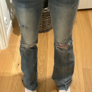 Blå bootcut jeans - Säljer ett par jättefina blåa jeans, de är i storlek tall XS så ungefär W26/L34 men det funkar för S också eftersom att de är stretchiga. Det är 66% ull & 30% polyester men ser mycket väl ut som jeanstyg. Använda endast 2 gånger.