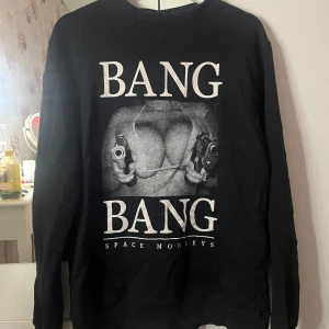 Svart tröja från Space Monkeys - Skitcool sweathshirt från Space Monkeys, knappt använd väldigt bra skick! L men passar M om man gillar lite mer oversize.