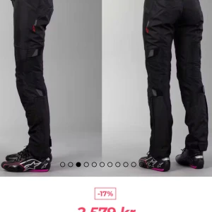 Motorcykel byxor - Säljer mina superfina MC-byxor från Alpine Stella då jag sålt min motorcykel. Man kan dra åt i midjan, i låren, i vristen och under knät för en anpassad passform. Finns innerlager man kan ta ut. Som nya! Endast använda en sommar. Storlek: S. Pris kan diskuteras.