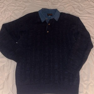  stickad tröja med krage  - Snygg mörkblå tröja från Masculine med en unik denimkrage och knappar framtill. Perfekt för en stilren och avslappnad look. Tröjan har ett subtilt mönster och långa ärmar. Storlek S men passar upp till L, den stretchar beroende på kroppen och ser så sjukt snygg ut. 