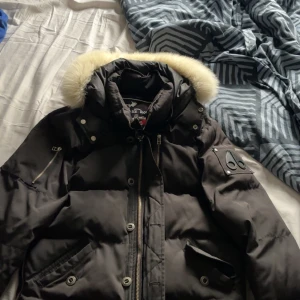 Svart dunjacka från Moose Knuckles - Hej säljer min moose knuckles jacka. Jag behöver den ej längre och hade tänkt spara lite pengar om ni har något roligt att byta emot den så kan ni komma med förslag. Passar storlek m och l                                                                Mvh 